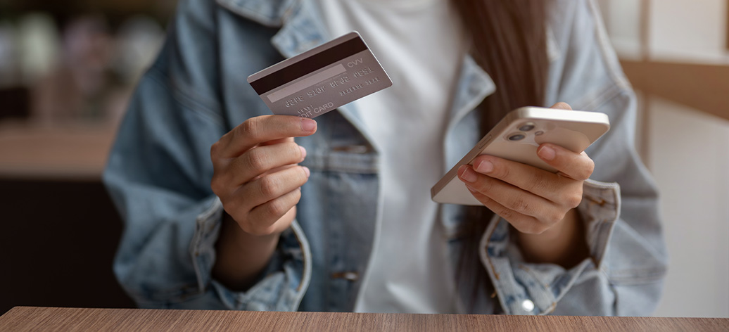 Kreditní a debetní karta rozdíl: Jak se vyznat v platebních kartách a vybrat správné řešení